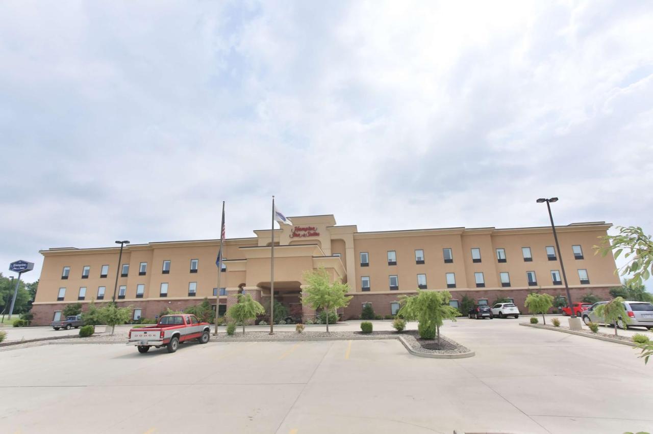 Hampton Inn & Suites Middlebury Exterior photo