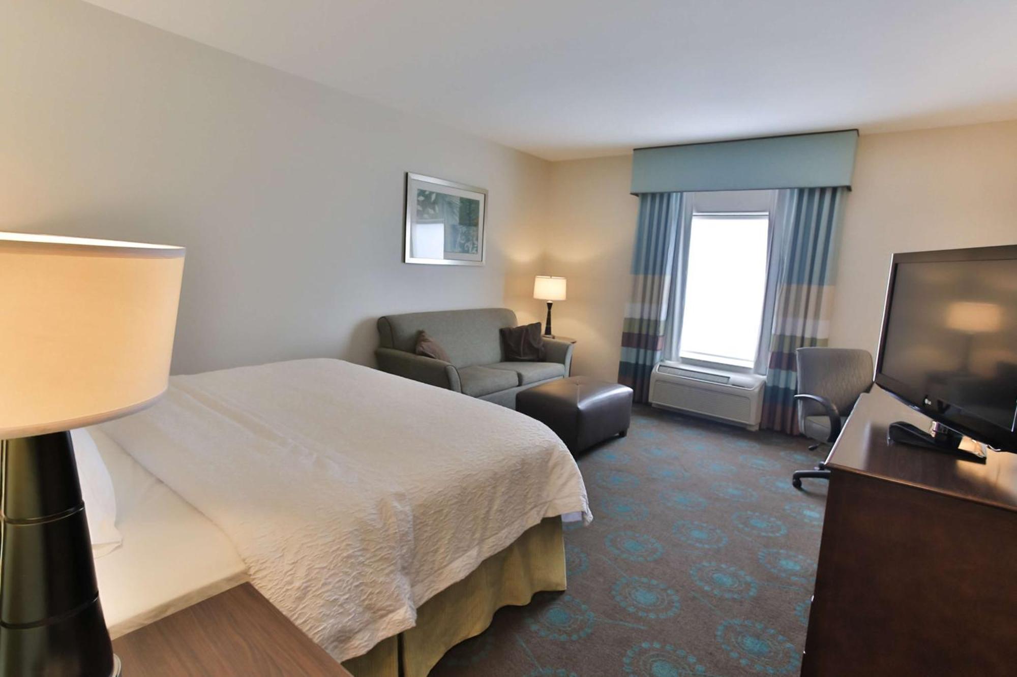 Hampton Inn & Suites Middlebury Exterior photo